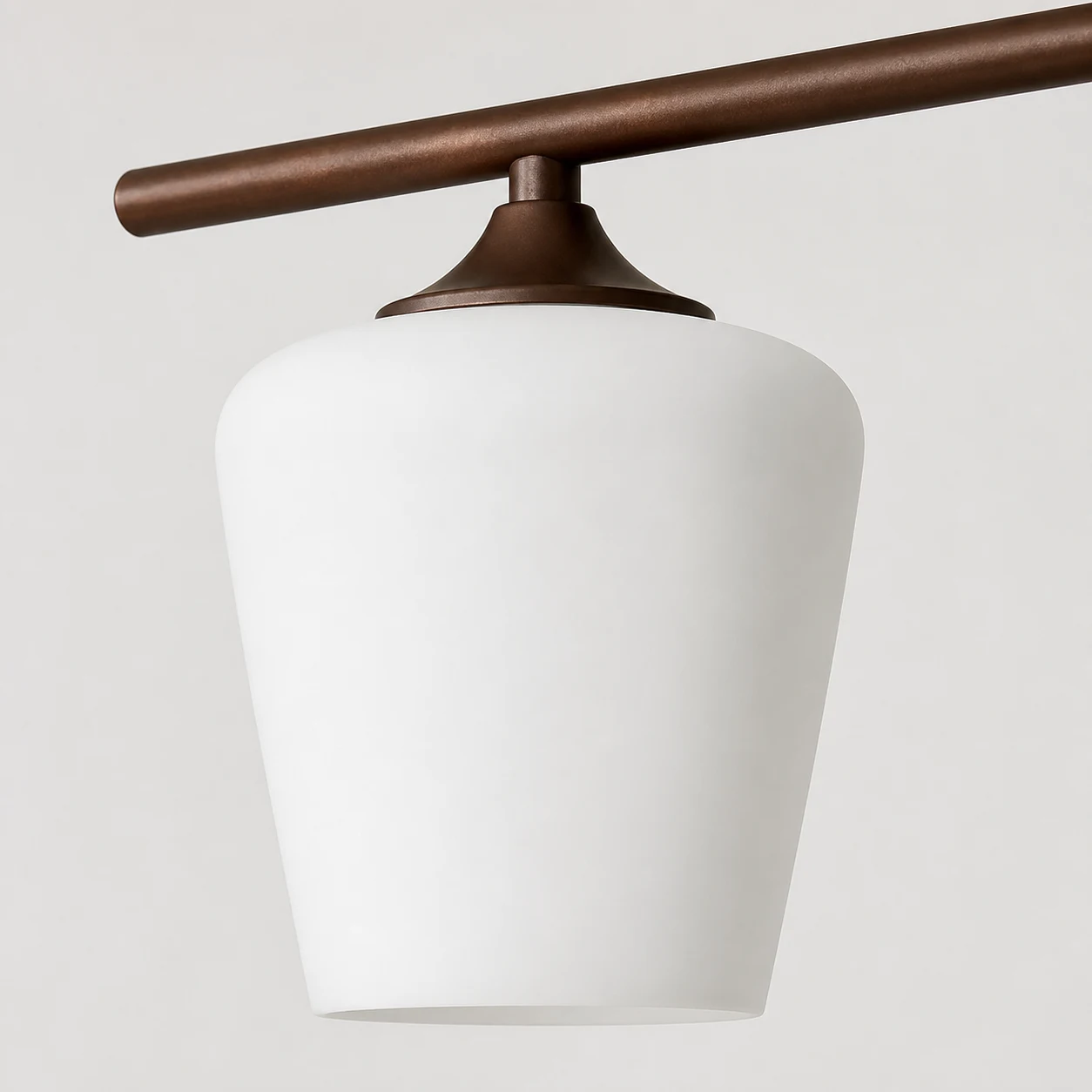 Detail des weißen Opalglasschirms und der kaffeebraunen Halterung