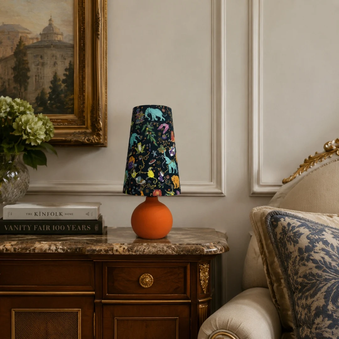 Orangefarbene Tischlampe aus Stoff