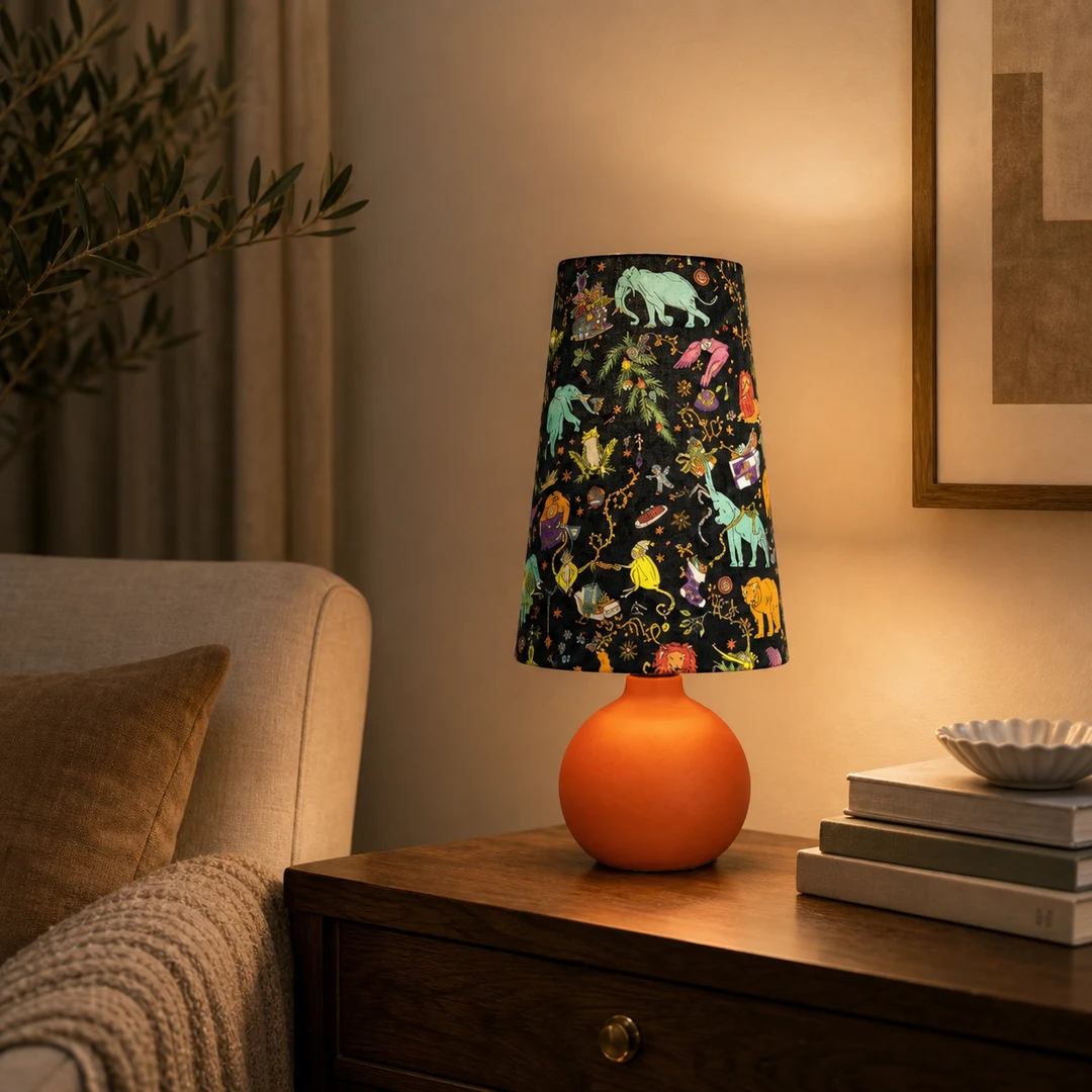 Bunte Stofftischlampe auf einem Nachttisch in einem warmen Zimmer