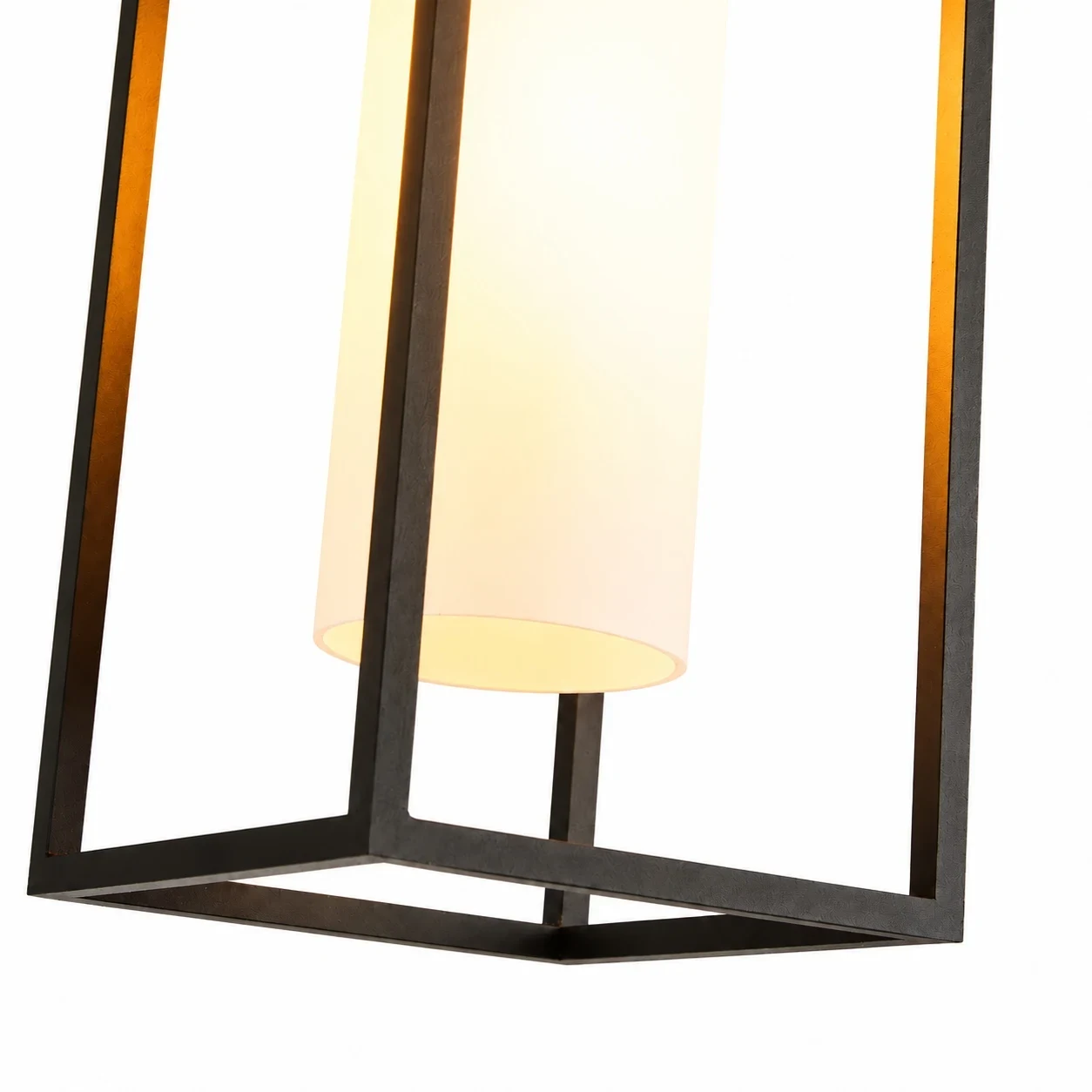 Detail des unteren schwarzen Metallrahmens und zylindrischen Glasschirms