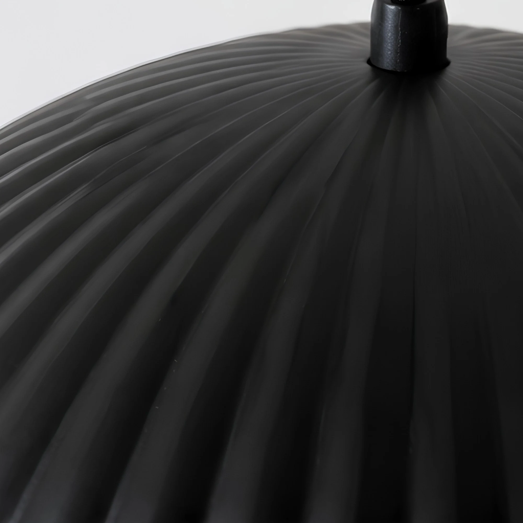Oberes Detail des gerippten schwarzen Metalls