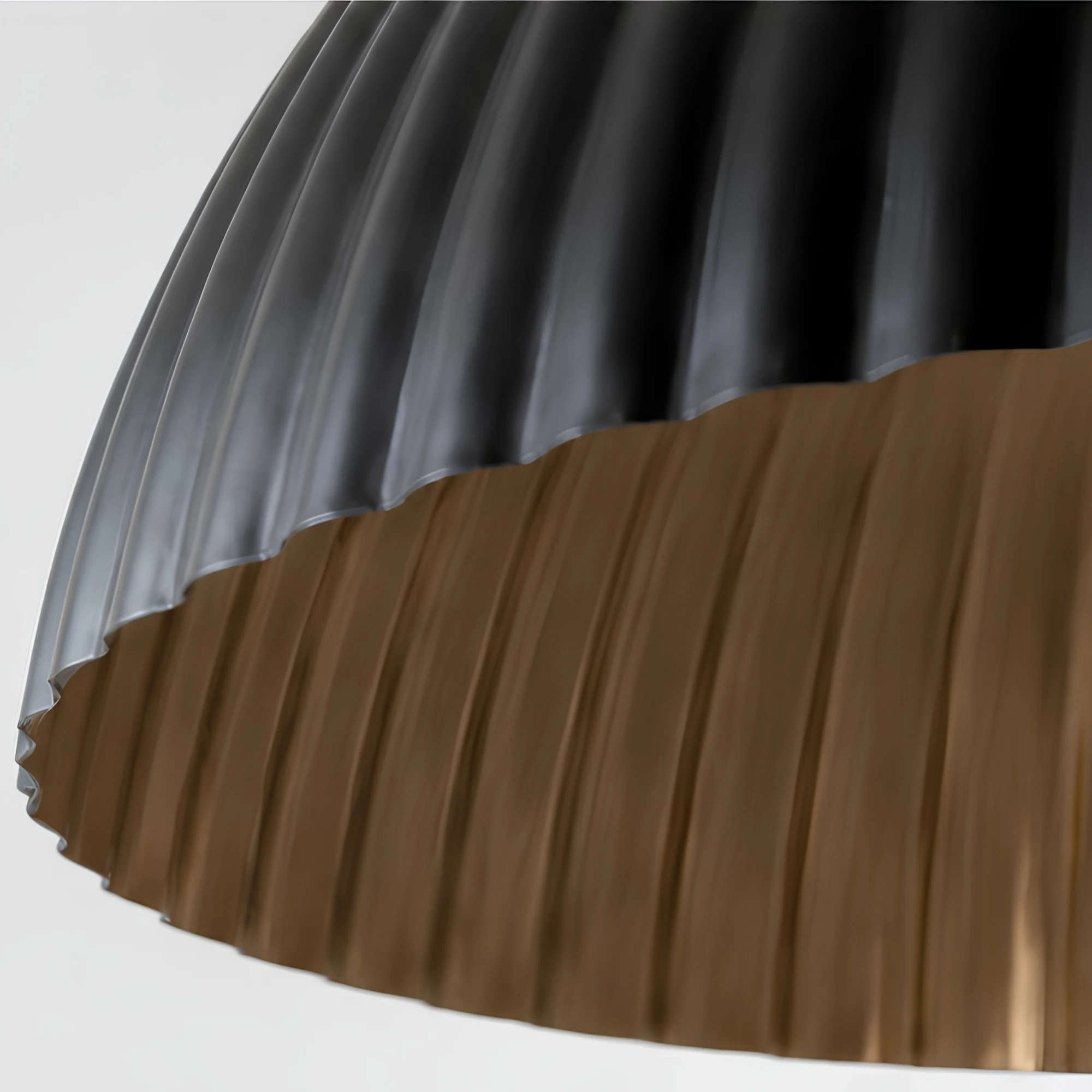 Kantendetail des gerippten Metallschirms mit goldfarbener Innenseite