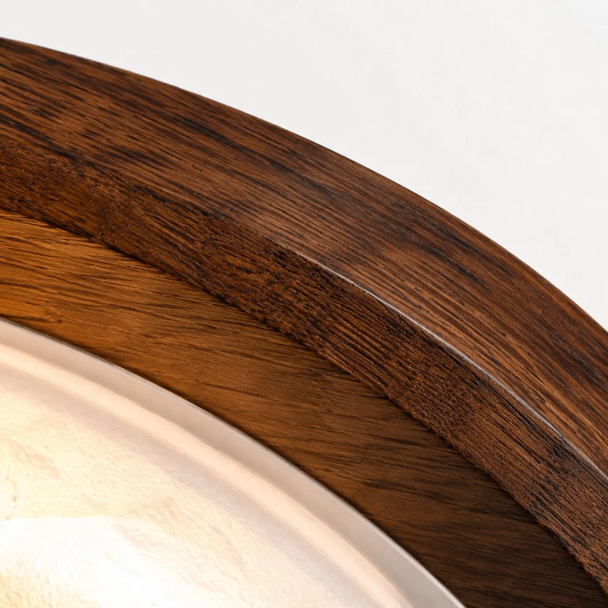 Walnut-toned rim detail