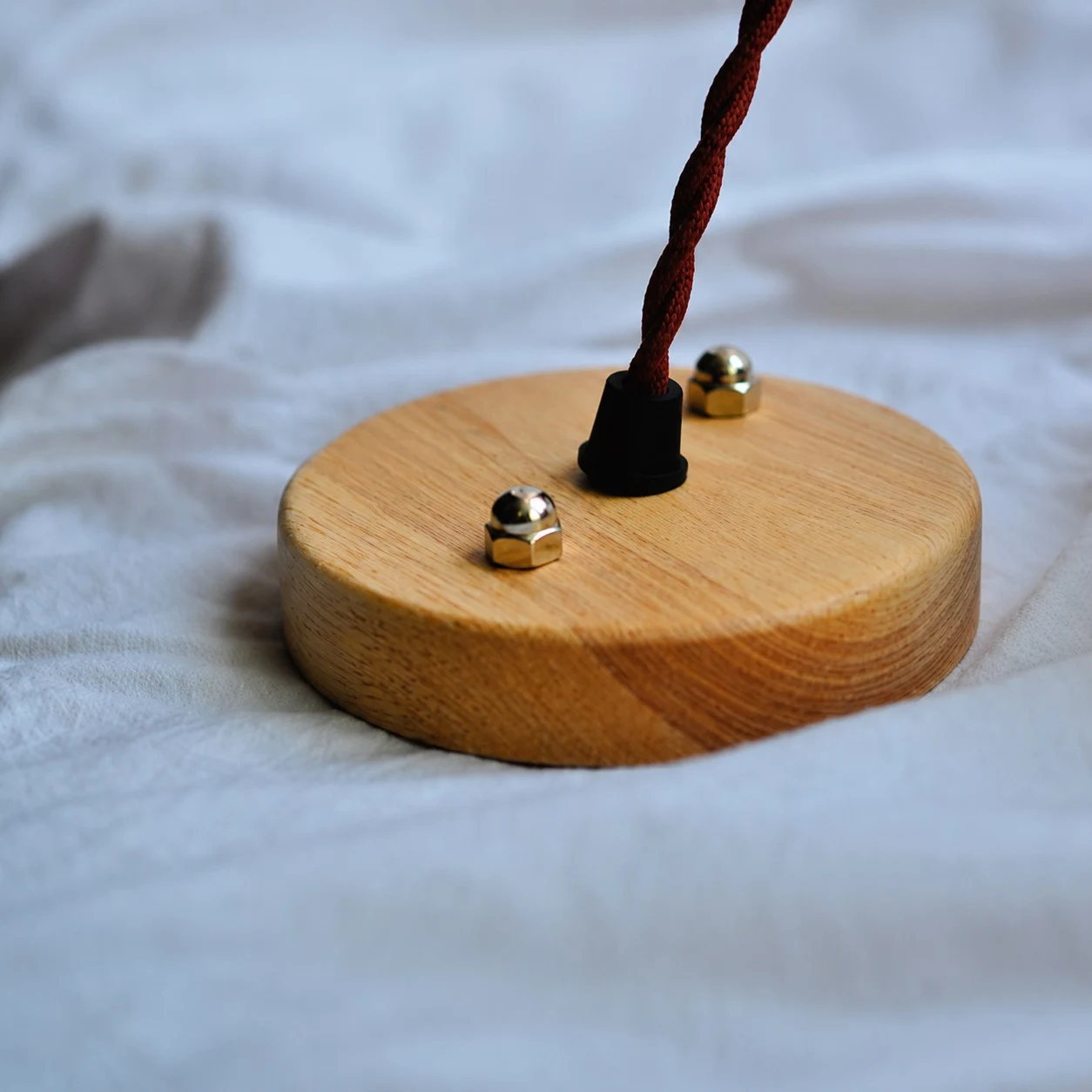 Holzbaldachin und Details aus gedrehter Kordel