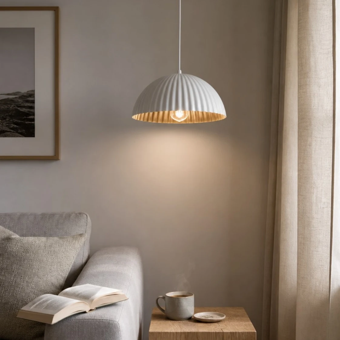 Weiße Metall-Pendelleuchte in einer Sofa-Ecke
