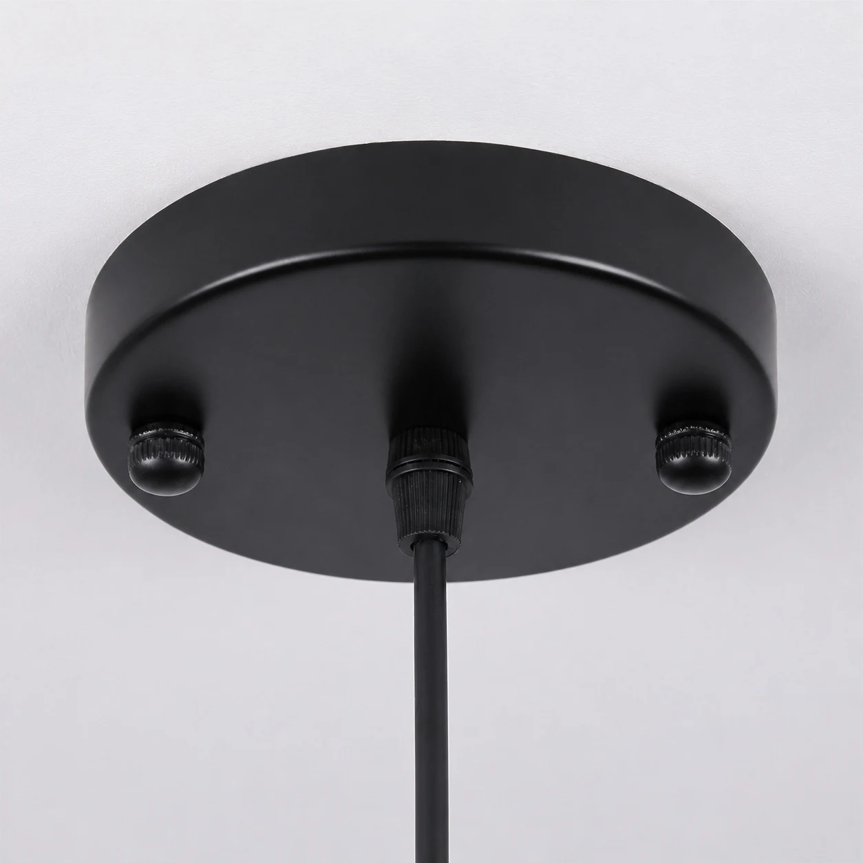Schwarzes Finish und Kantendetail der Outdoor-Leuchte