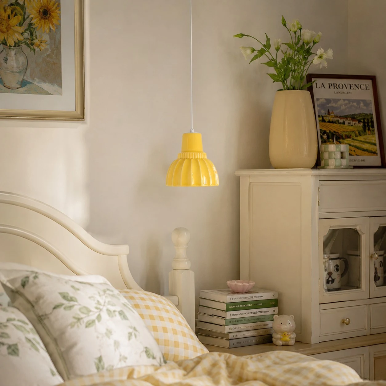 Keramik-Pendelleuchte in einem gemuetlichen Schlafzimmer