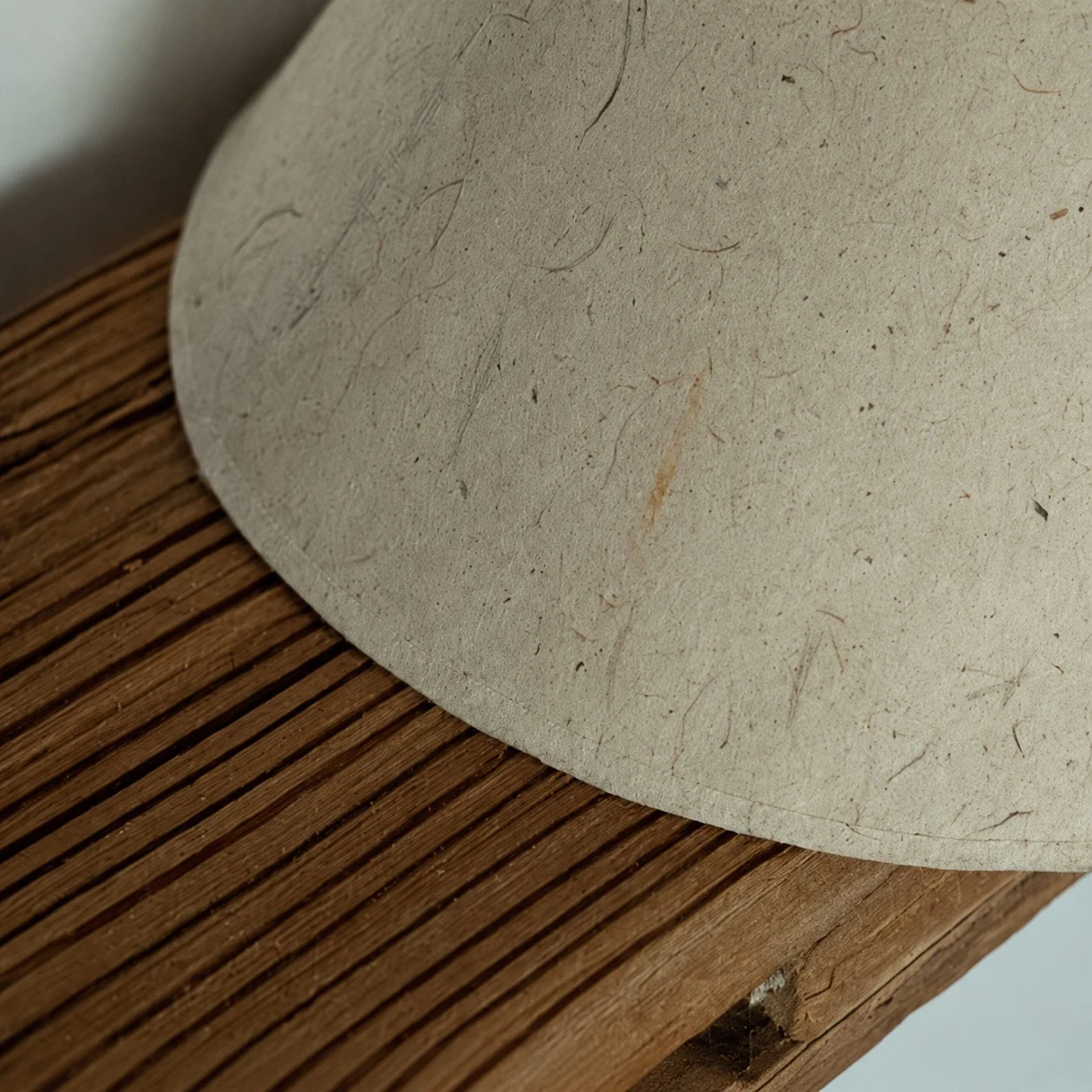 Nahaufnahme der natürlichen Schattenstruktur von handgeschöpftem Papier