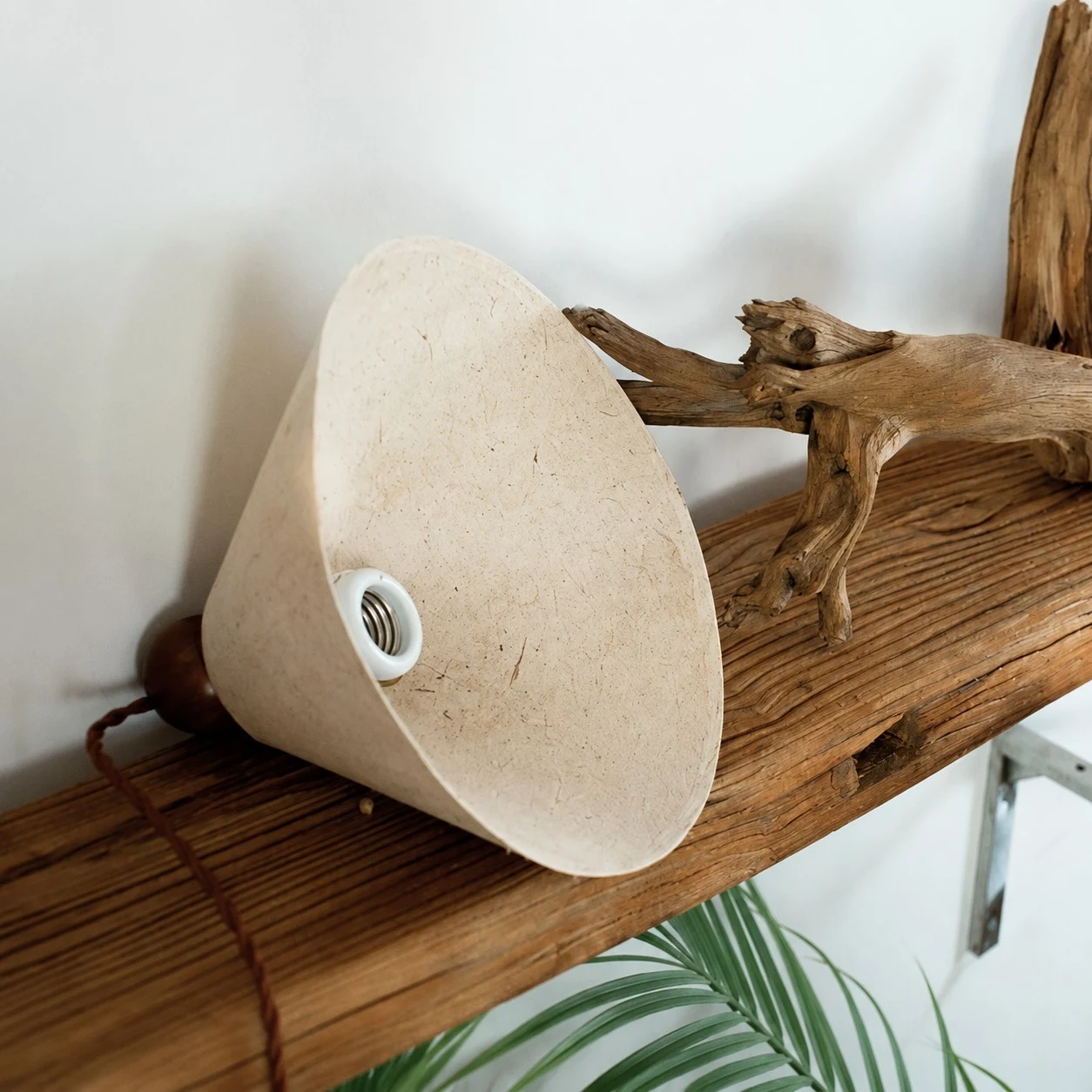 Seitenansicht des Pendelschirms mit Fassung und Papierform