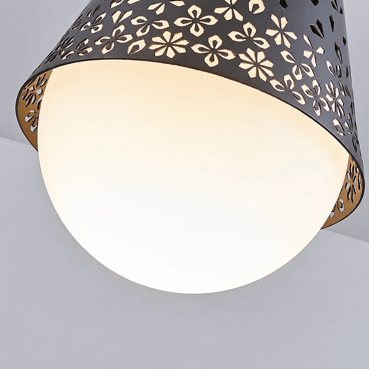 Baoxela leuchtender weißer Glasdiffusor mit perforiertem Metallrand