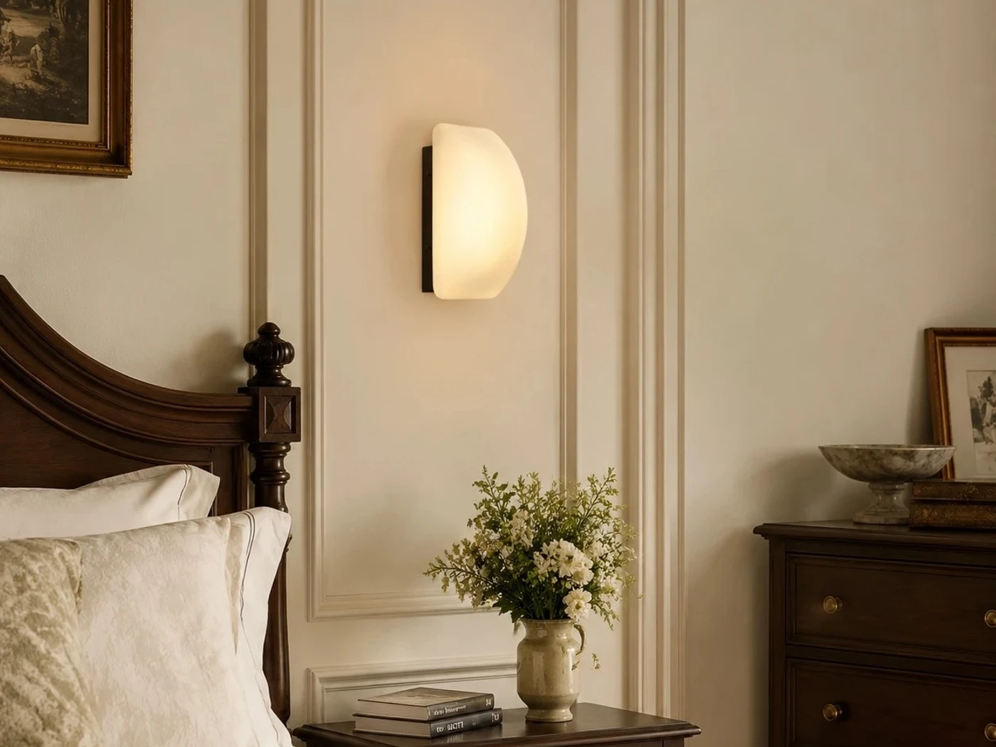 Franzoesische Glas-Wandleuchte neben einem klassischen Bett