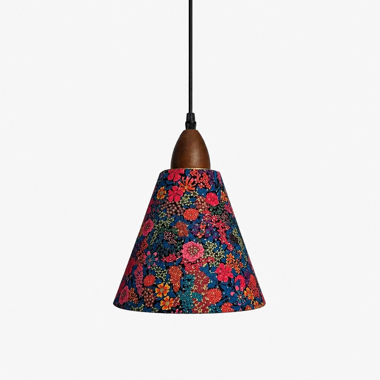 Lampenschirm aus goldfolienförmigem Stoff mit Blumenmuster